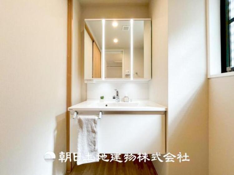 洗面 【洗面化粧台】広々とした洗面台は、日々の身だしなみチェックや歯磨きなど、朝の慌ただしい時間でも心に余裕とゆとりを作ってくれます。今日も１日頑張ろう。そう思える場所でありたいと思っています。