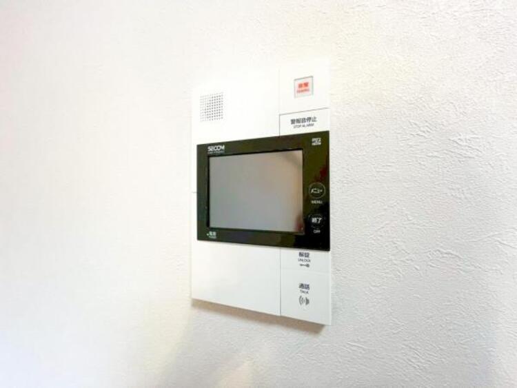 設備 【モニター付きインターホン】訪問者の確認が出来るので、セキュリティ対策にも最適のモニター付きインターホン。