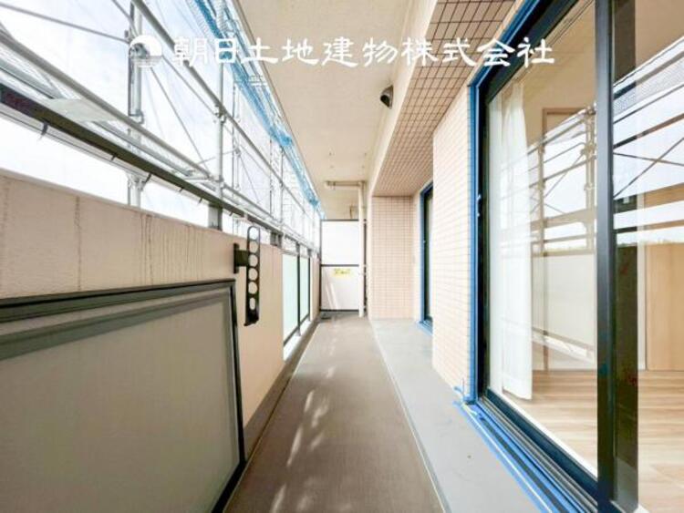 バルコニー 【バルコニー】温かい太陽を感じる事ができるのは、目の前に遮るものが無いから。彼方に広がる風景が絵画のように広がります。