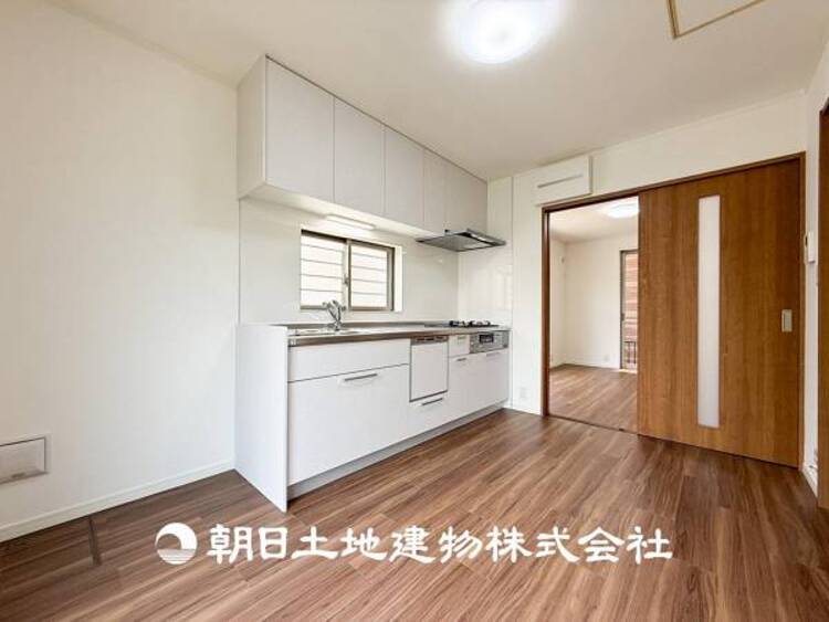 居間 【リビング】リビングには潤沢な太陽が降り注ぎ、爽やかな住空間を演出しました。