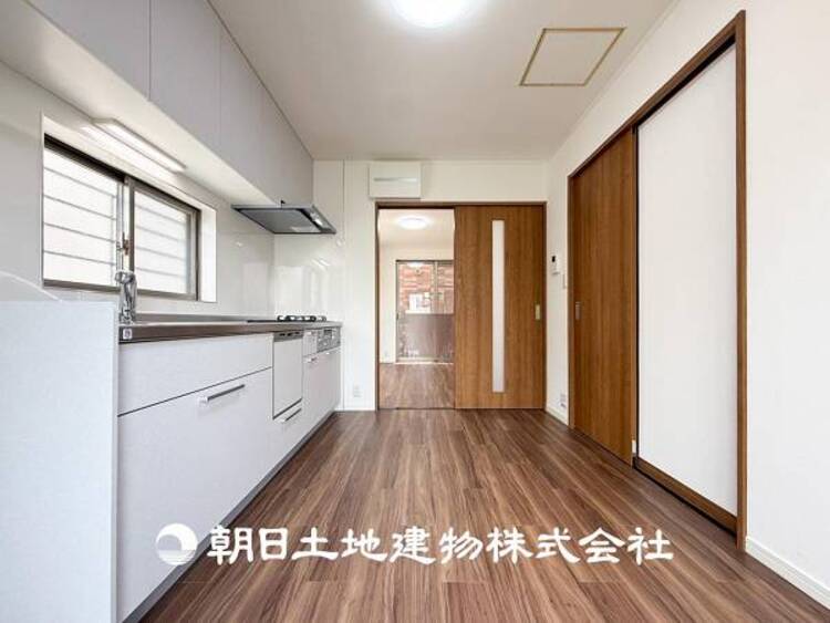居間 【リビング】お友達を呼んでお茶をしたり、一緒に料理を楽しみながら楽しい時間を過ごしましょう。