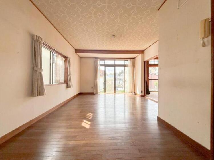 居間 家族の会話や笑顔が行き交うリビングで、子供を走り回らせたい。ダイニングテーブルでゆったり食事を堪能。光と風が溢れる開放的なリビングダイニングには、くつろぎの空間を生み自然と家族みんなが集まってきます 