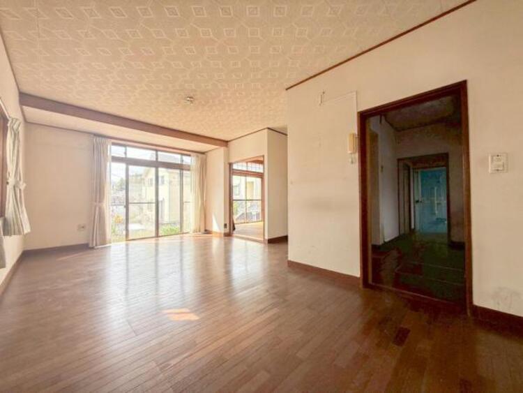 居間 お天気が晴れの日は照明をつけなくても充分明るいリビングです！どこか落ち着きのある広々とした内装です！皆で過ごす空間が、目に浮かんでくる様な優しいリビングダイニングです！くつろいだり楽しい時間を是非！ 