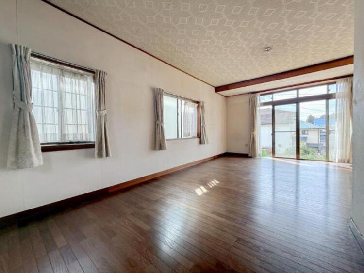 居間 リビングにあふれる採光と心地よい風のつどう調和された空間！！生活を彩る充実した日々が過ごせそうです。家族の滞在期間が長くなることを予測して、設計士が思いと工夫をこらした自慢のリビングダイニング！！！ 