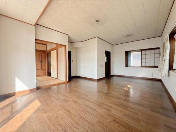 居間 開放感とプライベート感が見事に両立されたリビングダイニング！通常では相反するファクターがともにそろうと極上のくつろぎ空間が生まれます。だれにも譲りたくない至福の空間で過ごす日々は生活をより豊かにします 