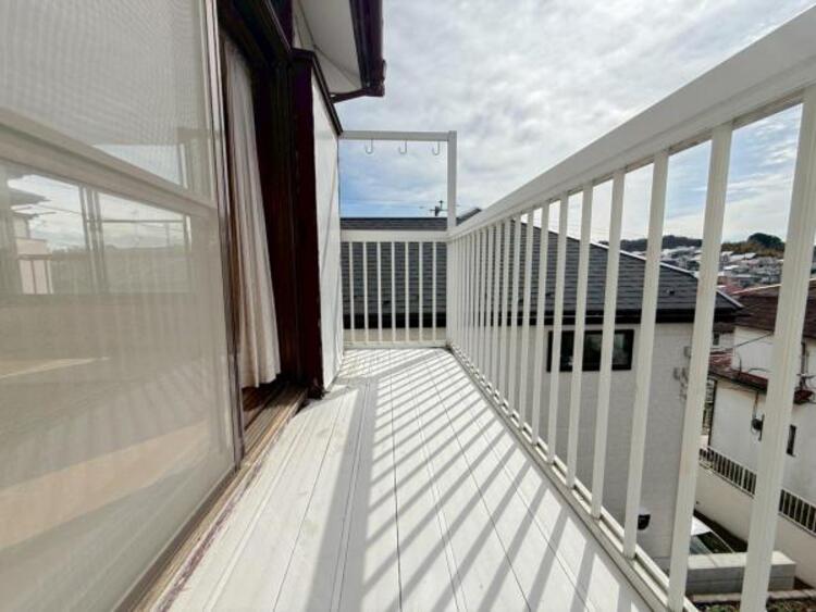 バルコニー 【バルコニー】太陽の光と爽やかな風でお洗濯物は気持ちいいです。 