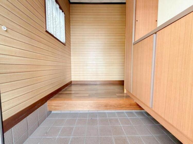 その他 【玄関】明るく広い玄関には収納力に優れたシューズボックス。　靴をスッキリと整頓することができます。 