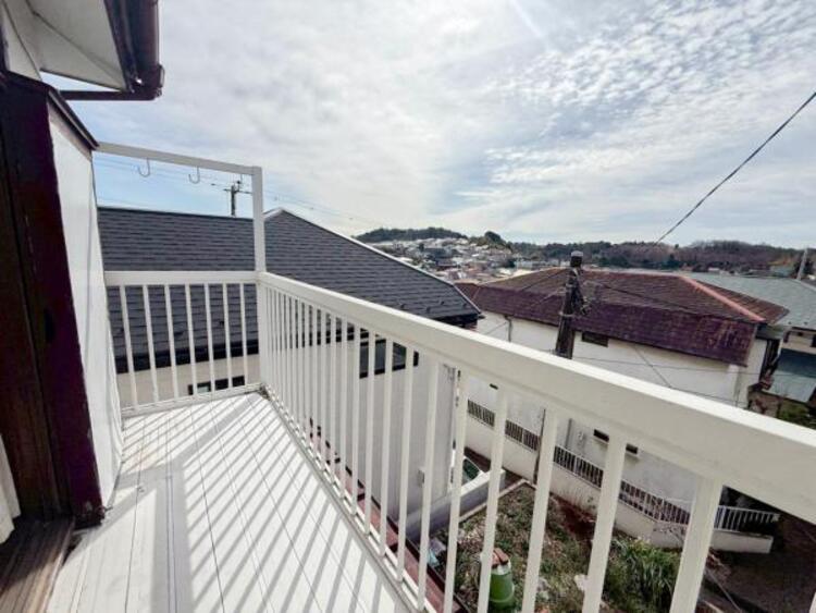 その他 【バルコニー】太陽の光と爽やかな風を受けられるバルコニーです。太陽の匂いを感じられそうです！ 