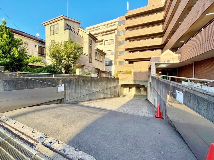 駐車場 本物件の駐車スペースです。車種制限のある場合もございますので、お気軽にお問い合わせくださいませ。