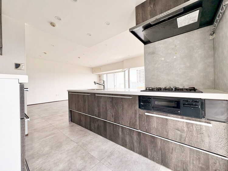 キッチン スマートな意匠と充実の機能を備えたキッチンが、暮らしにおいしい彩りを添えます。