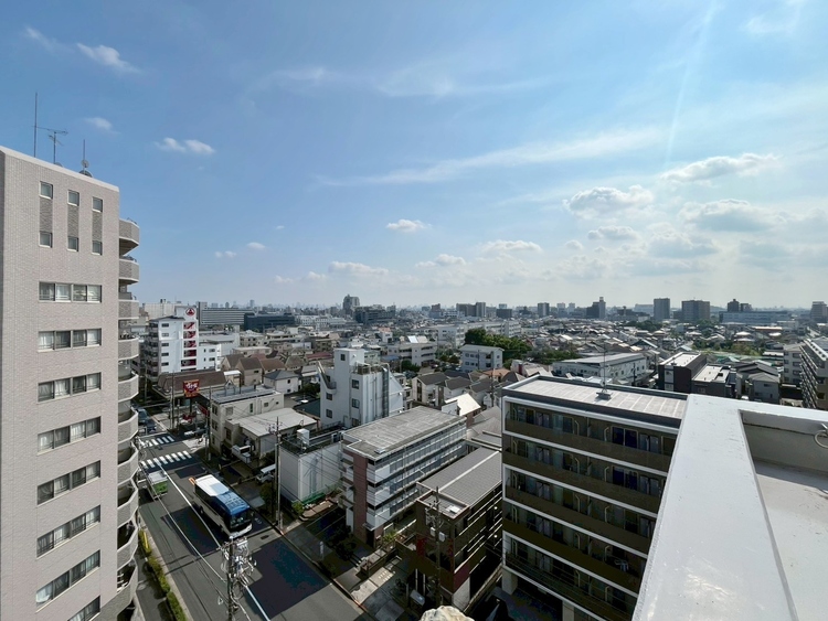 バルコニー 窓を開けると広がる青空。心をリフレッシュして日々を過ごしていきましょう。