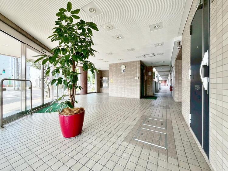 エントランス エントランス内部は、管理が行き届き清潔な共有スペースとなっています。