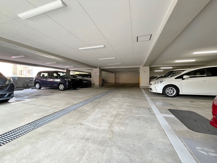 駐車場 本物件の駐車スペースです。車種制限のある場合もございますので、お気軽にお問い合わせくださいませ。