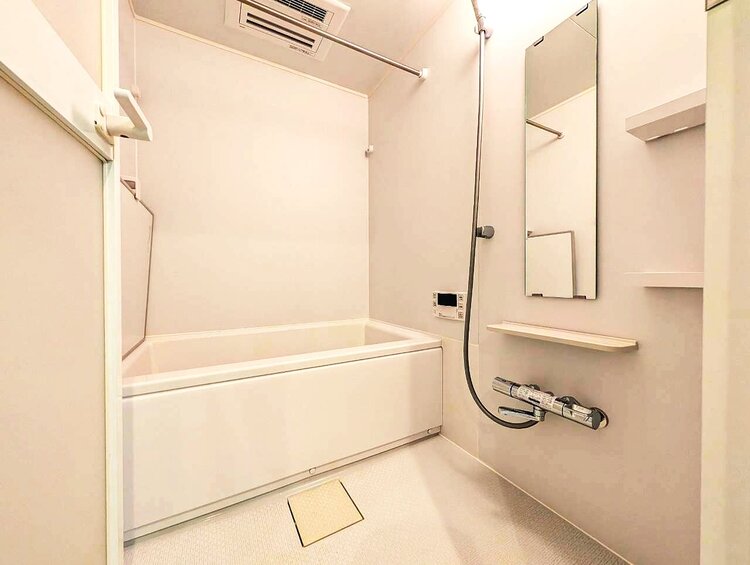 風呂 一日の疲れを癒すバスルームは、心地よいリラックスを叶える清潔感溢れる空間です。