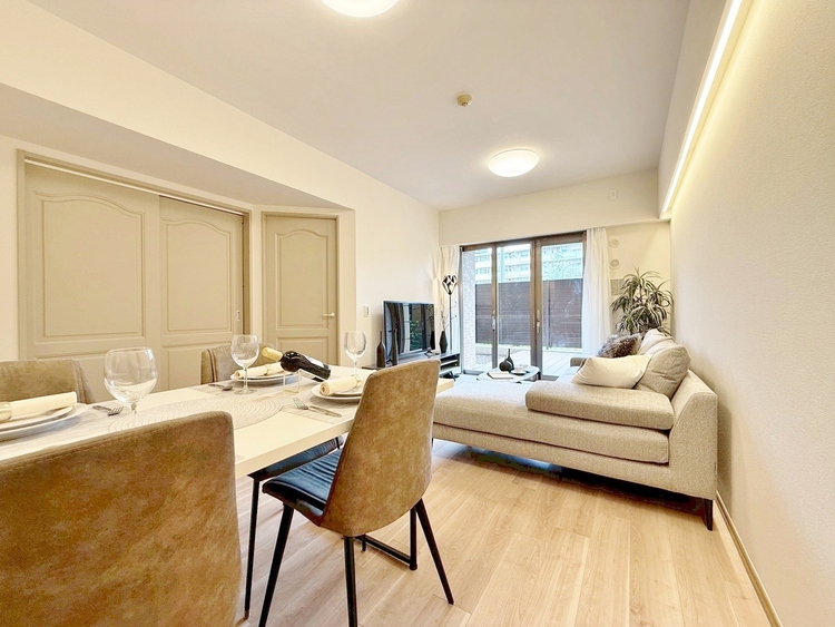 居間 飾り過ぎないシンプルな内装と偏り過ぎないデザインで統一しました。