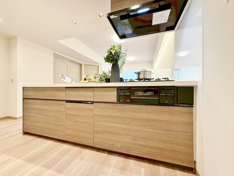 キッチン スマートな意匠と充実の機能を備えたキッチンが、暮らしにおいしい彩りを添えます。