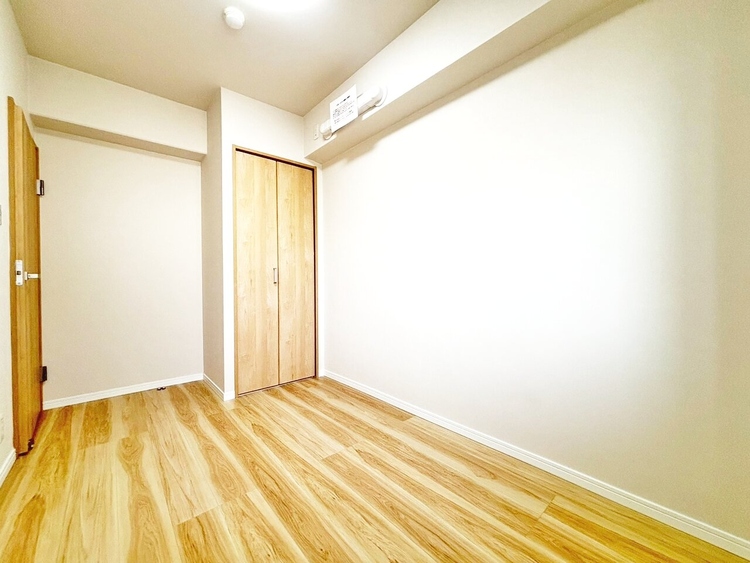 寝室 ベッドも十分に設置するスペースがあります。