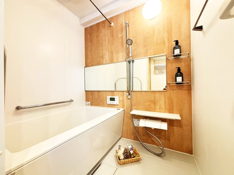 風呂 一日の疲れを癒すバスルームは、心地よいリラックスを叶える清潔感溢れる空間です。