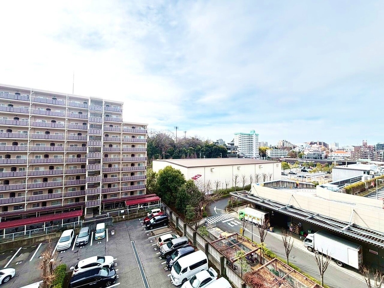 バルコニー 窓を開けると広がる青空。心をリフレッシュして日々を過ごしていきましょう。