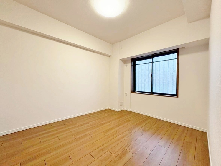 寝室 ベッドも十分に設置するスペースがあります。