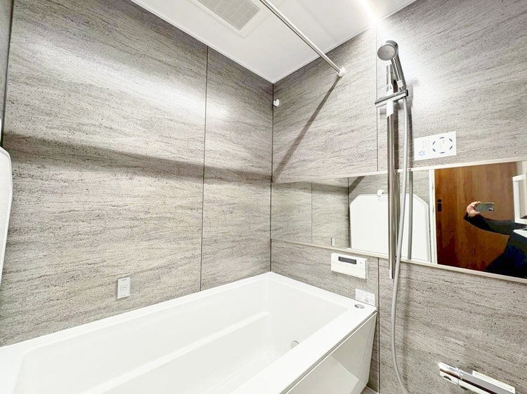 風呂 一日の疲れを癒すバスルームは、心地よいリラックスを叶える清潔感溢れる空間です。