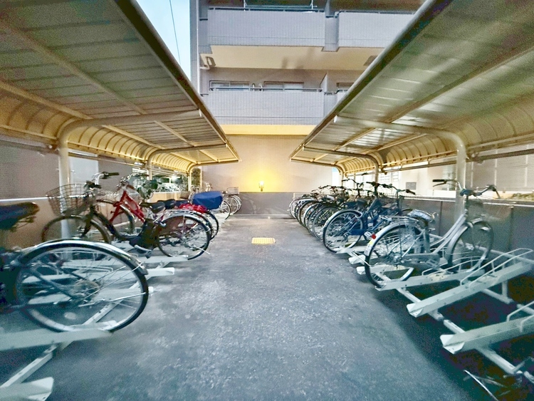 設備 きちんと整備された駐輪場。住む方の心遣いが感じられます。