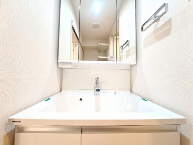 洗面 三面鏡の裏は機能的な収納を配置。コンセントも付いているため電動シェーバーや電動歯ブラシも収納できます。