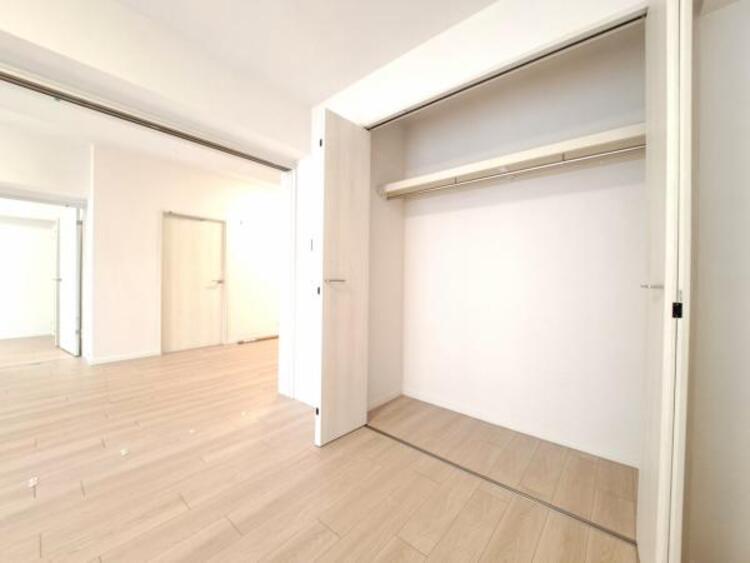 収納 クローゼットには棚やハンガーパイプが備えられているので、大切なお洋服にしわを付けずにそのまましまうことが出来ます。