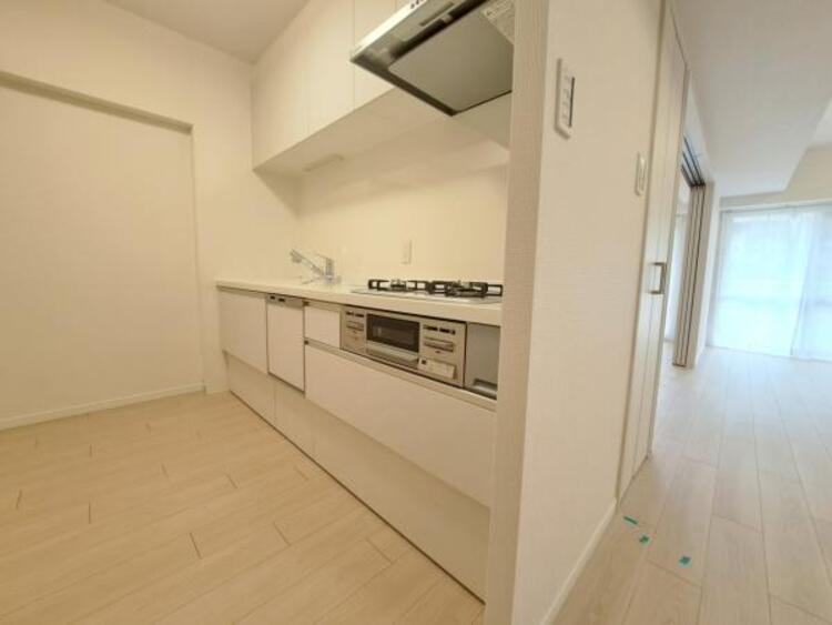 設備 独立キッチンは、お料理に専念でき、ニオイや水はね音がリビングに届きにくいメリットも。リビングから見えづらいため、急な来客時でも慌てて片付ける必要がありません。