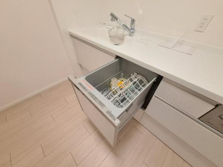 設備 食器洗浄乾燥機を標準装備。作動中は他の家事を並行して進めることができ、家事の時短と負担軽減につながります。高温、高圧水流で洗浄するため、除菌・消臭効果が期待でき、衛生面での安心感が高まります。また、手荒れの心配もなくなります。