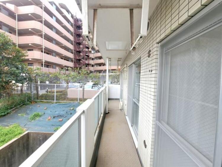 バルコニー 3部屋またぐ広さの風通しのよいバルコニー。お洗濯物も乾かしやすいですね。