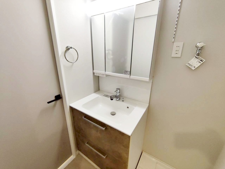 その他 清潔感を感じられる洗面化粧台。