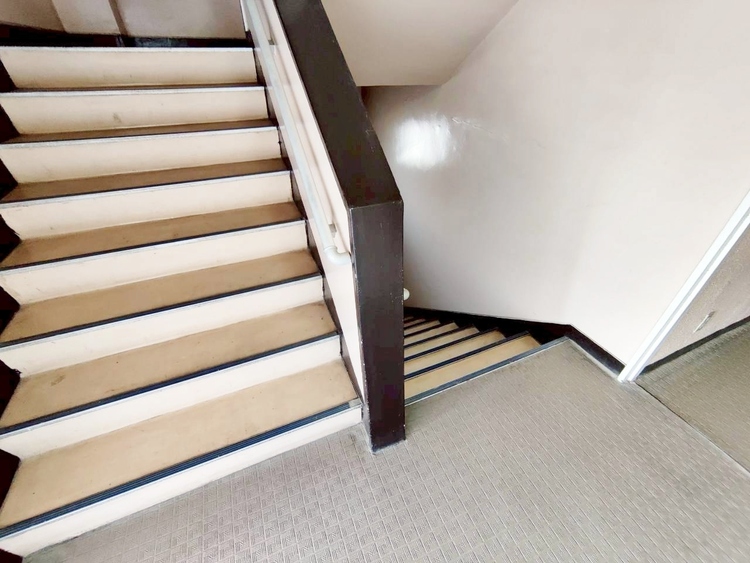 その他 共用部の階段です。明るく清潔に管理されています。