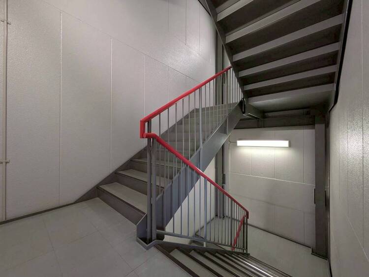 その他 共用部の階段です。明るく清潔に管理されています。