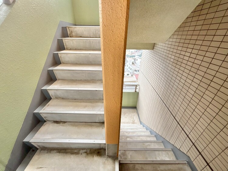 その他 共用部の階段です。明るく清潔に管理されています。