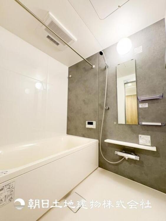 風呂 【浴室】1日の疲れを癒すバスタイム。心地よいリラックスを叶える独立した美しい空間です。