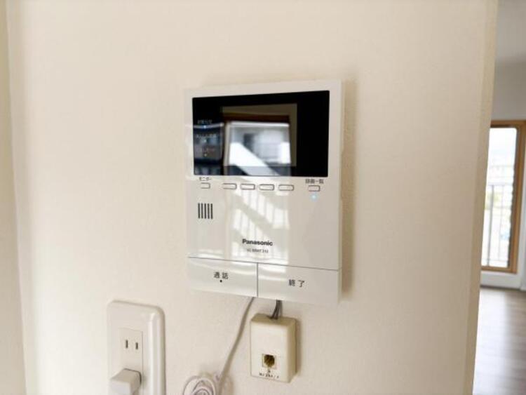 収納 【防犯設備】TVモニター付きインターホンは訪問者のお顔を確認出来安心な機能です！