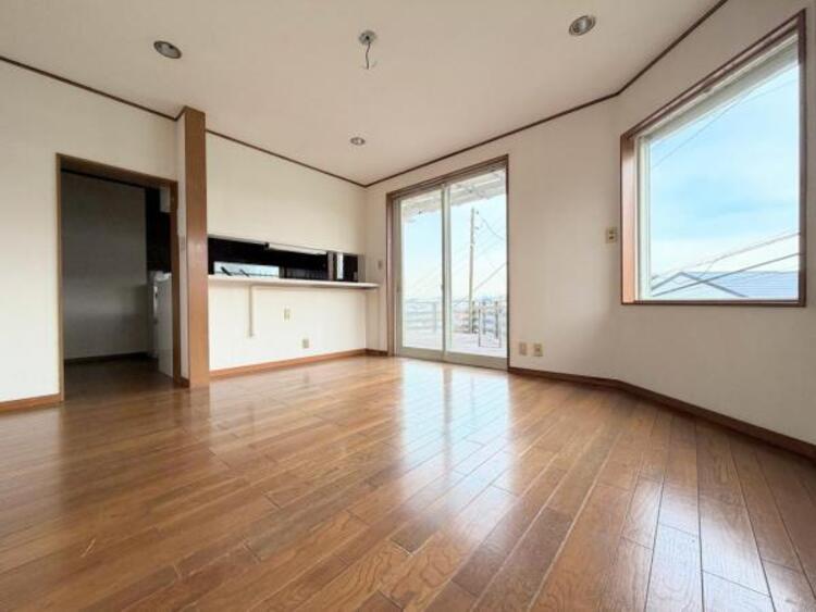 居間 ●〇家族と過ごすひと時を溢れる光が優しく包み込むリビングダイニング。家族とともに、心穏やかに過ごすひととき。家族との時間、自分の時間を大切にできる空間がここにあります。LDKで過ごす時間は大事ですね●