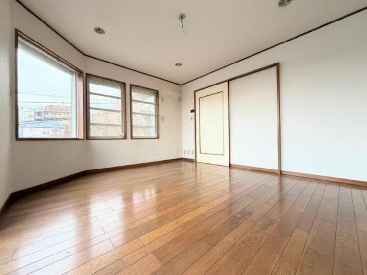 居間 ●〇オープンでのびやかな空間を生み出す、こだわりの広がりとゆとり。家族と過ごす時間を大切にしたい方にぴったりの明るくゆとりある住空間です。南側の窓からの日差しがリビングの中までしっかりと届きます　〇●