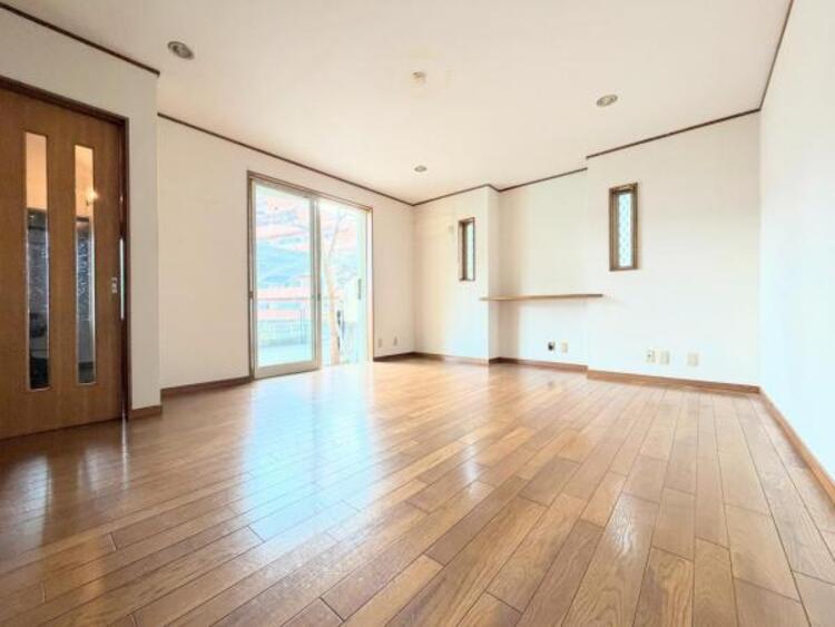 居間 ●〇家族の思いを抱きながら、平和であることに感謝したくなる悠久の時。あたかかく感じるのは、陽当りだけではなかった！広く和やかに暮らせる空間と家族の存在が胸にジーンと響きわたる。理想の住まいがここに〇●