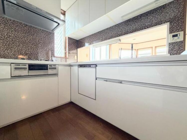 キッチン ●〇広々したキッチンは気分も上がり、家事も楽しくできそう。お手伝いをしてくれるお子様と並んで立てるキッチンは、ご家族のコミュニケーションを育む場として活躍します。収納力が高い事も大事なポイントです〇●