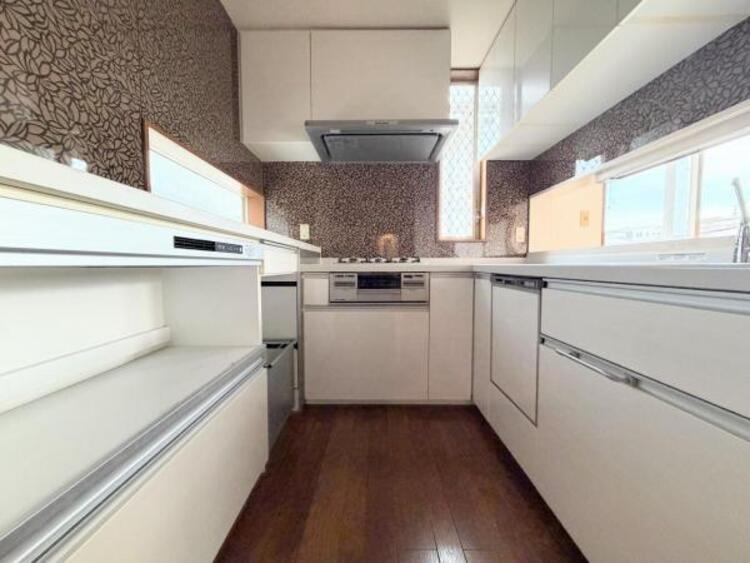 キッチン ●〇家族で並んでクッキング。皆でわいわい楽しく作るお料理は愛情たっぷりのごちそうに。キッチンで過ごす家族時間は大人になっても心に残る素敵なオンリーワンの思い出に。食後の片付けも苦にならない空間です〇●