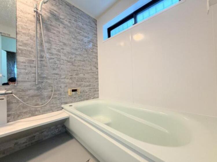 風呂 ●〇ユニットバスはゆったりとくつろげる1坪タイプ。足までしっかりと伸ばせる浴槽は心身ともにしっかりと疲れを癒してくれます。お子様と一緒の入浴でも充分な広さです。バスルームは疲れを癒すくつろぎの場所〇●