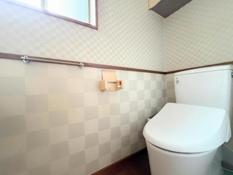 トイレ ●〇ゆとりをもった広さ、白ベースに清潔感ある空間です。もちろんウォシュレットも完備しております。小物を収納するスペースがあるのも良いですね。毎日頻繁に利用する大切な空間だからこそ、こだわりたいです〇●