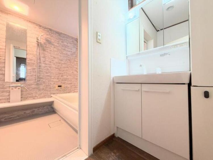 洗面 ●〇平日の朝であっても、落ち着きとくつろぎを感じられる。歯磨き粉が行方不明になるようなごちゃごちゃ感も解消。収納力の高い洗面所です。　コーディネートされた空間で気持ちよく身だしなみを整えられます　〇●