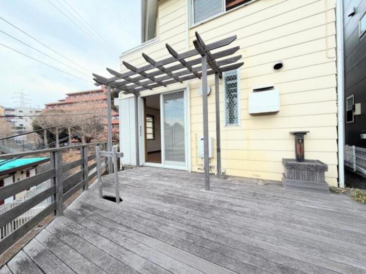 バルコニー 【バルコニー】バルコニーからたっぷりの光をうけたお布団やシーツから太陽のにおいが感じられます