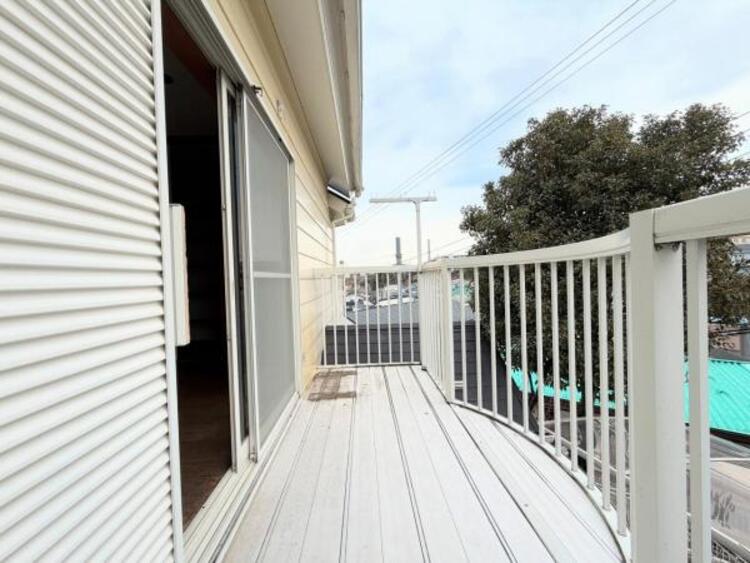 バルコニー ●〇陽当りはもちろん、風通りも良好。日々のお洗濯はもちろん、椅子を出して夕涼みを楽しむこともできる広さです。お子様のいる家庭からの支持が非常に高いスカイバルコニー。大人にとっても居心地よい空間です〇●