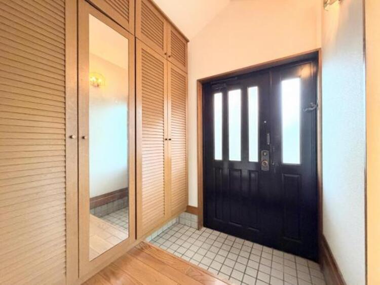 その他 ●〇お客様を迎える玄関は落ち着いた雰囲気。帰る度に洗練されたテイストの空間に迎えられ誇りと喜びを感じる玄関まわりです。そんな安らぎに満ちた生活空間を予感させる生活イメージが湧き出てきそうな物件です〇●