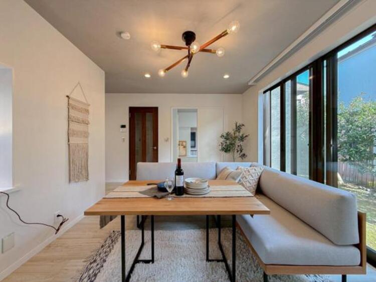 居間 家族の会話や笑顔が行き交うリビングで、子供を走り回らせたい。ダイニングテーブルでゆったり食事を堪能。光と風が溢れる開放的なリビングダイニングには、くつろぎの空間を生み自然と家族みんなが集まってきます 