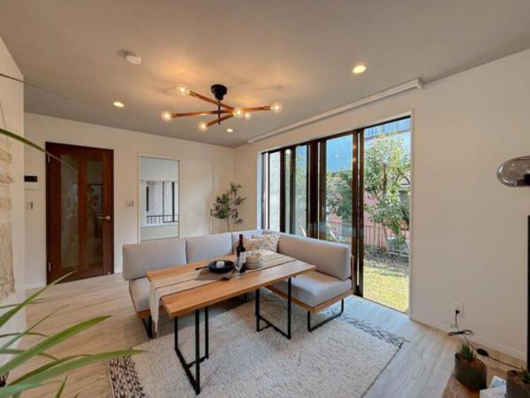 居間 お天気が晴れの日は照明をつけなくても充分明るいリビングです！どこか落ち着きのある広々とした内装です！皆で過ごす空間が、目に浮かんでくる様な優しいリビングダイニングです！くつろいだり楽しい時間を是非！ 